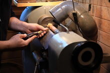 Jorge Lira constrói gaitas de foles e vende-as para vários países