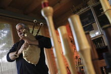 Jorge Lira constrói gaitas de foles e vende-as para vários países