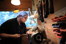 Jorge Lira constrói gaitas de foles e vende-as para vários países