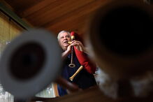 Jorge Lira constrói gaitas de foles e vende-as para vários países