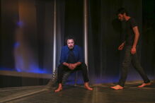 Miguel Nunes e Fernando Luís numa cena da peça ‘Pela Água’, já em cena na Sala Vermelha do Teatro Aberto, em Lisboa 