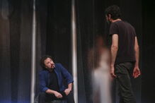 Miguel Nunes e Fernando Luís numa cena da peça ‘Pela Água’, já em cena na Sala Vermelha do Teatro Aberto, em Lisboa 