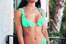 Diana Monteiro faz sucesso em  biquíni 