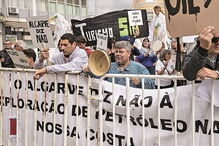 Protesto à porta da CCDR onde João Pedro Matos Fernandes era esperado