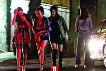 Grupo de prostitutas chega ao local