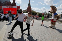 Zabivaka é uma mascote muito popular, que faz a delícia das crianças