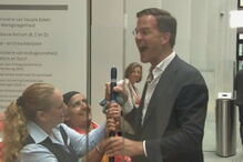 Primeiro-ministro holandês de esfregona na mão