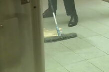 Primeiro-ministro holandês de esfregona na mão