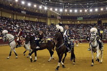 O toureiro/cavaleiro tauromáquico João Augusto Moura com os seus três filhos na arena