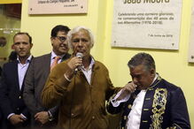 O cavaleiro emocionou-se durante quando tocou uma música em sua homenagem