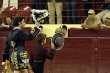 Dois dos filhos de João Moura na arena a acenar ao público