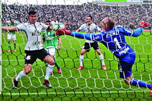 Balbuena (à esquerda)  tem 26 anos, é paraguaio e joga no Corinthians (Brasil)