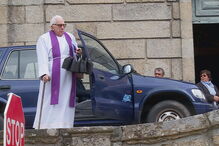 Pároco Belmiro Silva está ao serviço da comunidade há 42 anos, que agora exige a sua destituição