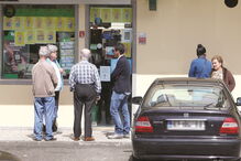 Vizinhos que testemunharam momentos de aflição após o crime concentraram-se à porta do café Anita, na Cova da Piedade