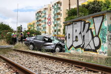 Carro foi abalroado por comboio em passagem de nível equipada com cancelas automáticas e alarme sonoro e luminoso 