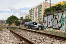 Carro foi abalroado por comboio em passagem de nível equipada com cancelas automáticas e alarme sonoro e luminoso 