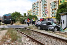 Carro foi abalroado por comboio em passagem de nível equipada com cancelas automáticas e alarme sonoro e luminoso 