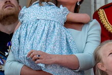 Princesa Charlotte cai em evento oficial e é 'apanhada' pela mãe