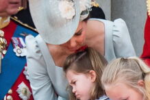 Princesa Charlotte cai em evento oficial e é 'apanhada' pela mãe