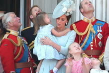 Princesa Charlotte cai em evento oficial e é 'apanhada' pela mãe