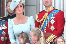 Princesa Charlotte cai em evento oficial e é 'apanhada' pela mãe