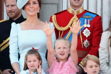 Princesa Charlotte cai em evento oficial e é 'apanhada' pela mãe