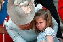 Princesa Charlotte cai em evento oficial e é 'apanhada' pela mãe