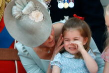 Princesa Charlotte cai em evento oficial e é 'apanhada' pela mãe