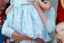 Princesa Charlotte cai em evento oficial e é 'apanhada' pela mãe