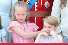 Príncipe George é repreendido pela prima Savannah