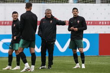Fernando Santos e a equipa no primeiro treino na Rússia