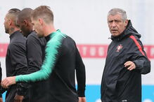 Fernando Santos e a equipa no primeiro treino na Rússia