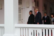 Kim Jong-un e Donald Trump cumprimentam-se em Singapura