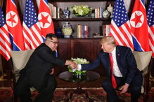 Trump cumprimenta Kim Jong-un em Singapura