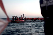 Imigrantes regatados no Mediterrâneo pelo navio Aquarius não têm porto onde chegar