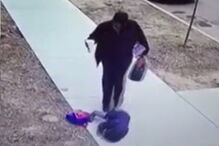 Mulher pontapeia filho de dois anos por este ter caído