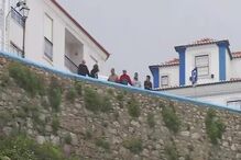 Casal encontrado morto após queda de 30 metros em praia em Ericeira