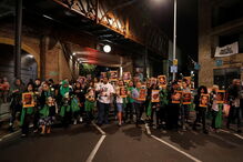 Londrinos vestiram-se de verde para homenagear vítimas do incêndio da Torre Grenfell