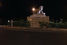 Estátua junto ao estádio com frase de Bruno de Carvalho vandalizada