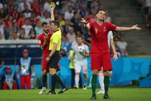 Pepe rege a cartão amarelo mostrado a Bruno Fernandes