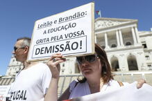 Professores protestam pelo descongelamento das carreiras junto ao Parlamento