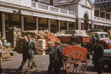 O mercado de Covent Garden começou como um pequeno mercado de frutas e vegetais em 1654, e não mudou muito na década de 1950