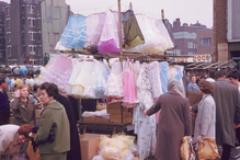 Durante os anos 50 e 60, era no mercado Petticoat Lane que se vendiam saias interiores