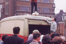 Um vendedor a tentar atrair a multidão