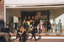 A rua de Oxford foi gravemente danificada na Segunda Guerra Mundial, mas na época em que Charles a visitou, já era um pouco conhecemos hoje