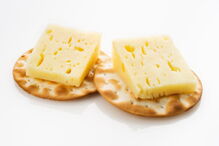 Queijo com bolachas 'crackers'