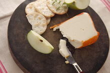 Queijo com bolachas 'crackers'
