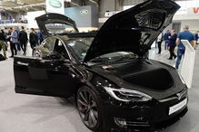 O modelo igual ao do marido da atriz, Tesla Model S