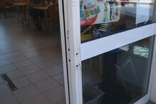 Arrombam porta de café e roubam máquina de tabaco