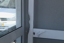 Arrombam porta de café e roubam máquina de tabaco